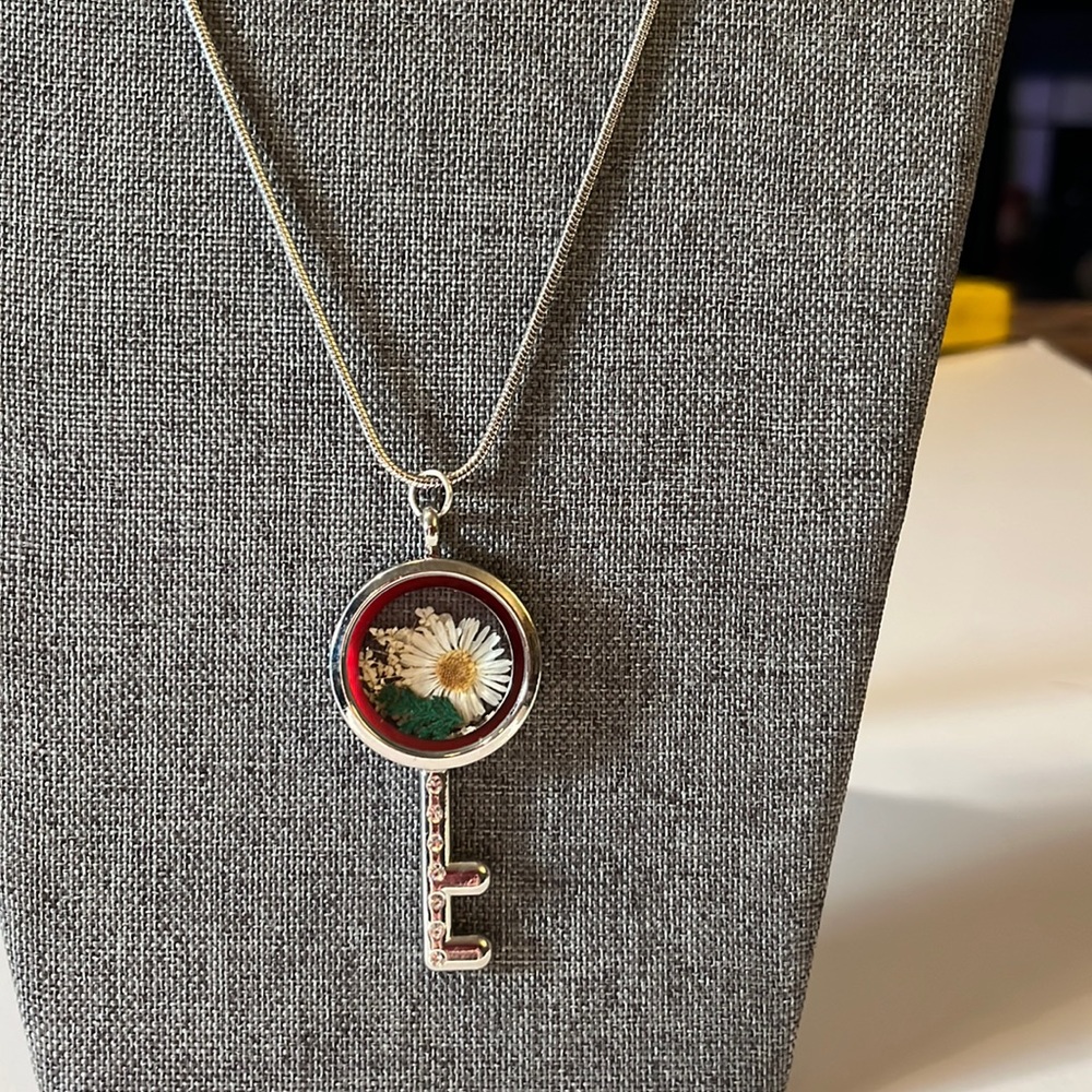 NWOT. Handcrafted Key Crystals Dried Flowers Necklace
